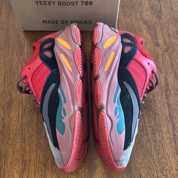 Yeezy Boost 700 - Picture 5 of 10